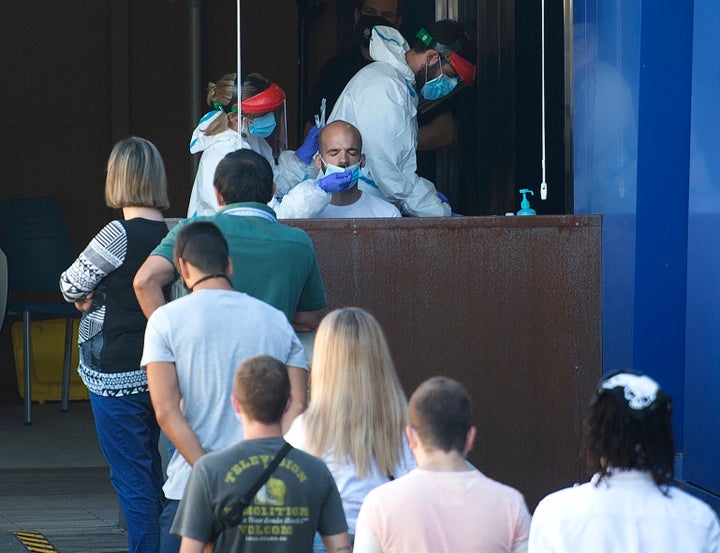 La gente hace cola para hacerse pruebas de coronavirus en Guernica (Vizcaya), el 25 de agosto.