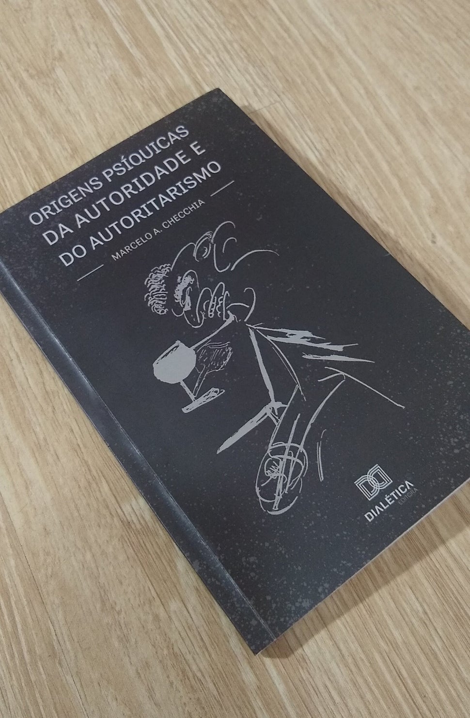 Livro <i>Origens psíquicas da autoridade e do autoritarismo</i> de Marcelo Checchia.