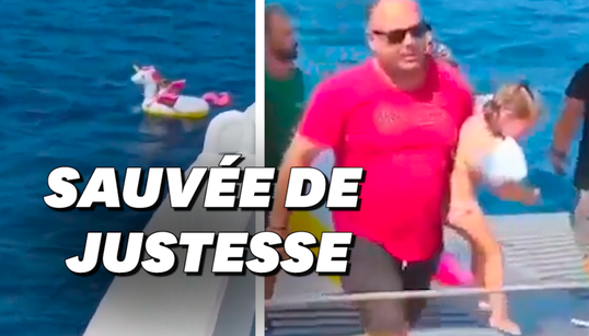 Une petite fille de 4 ans sur sa bouée licorne sauvée en pleine