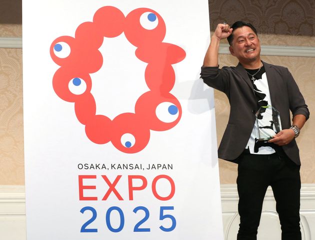 決定した2025年大阪・関西万博のロゴマーク。右は、制作した「TEAM INARI」代表のシマダタモツさん＝2020年8月撮影
