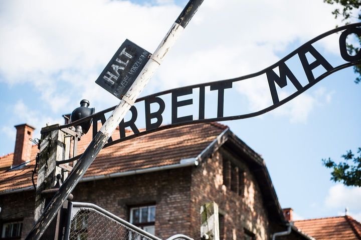正面ゲートに掲げられているARBEIT MACHT FREI（働けば自由になれる）の文字。Bの文字が逆さまなのは、労働者のささやかな抵抗だったと見られている。 