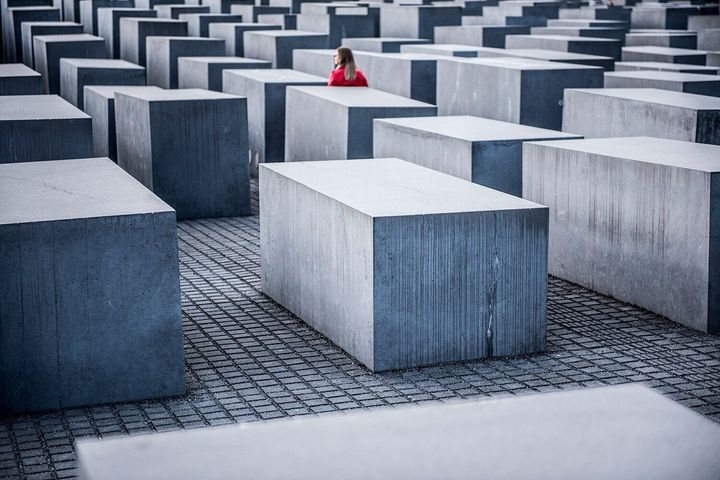 ドイツ、ベルリンの中心地にある「虐殺されたヨーロッパのユダヤ人のための記念碑」。 