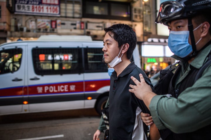 逮捕された許智峯氏。写真は2020年6月に行われた集会で警察に拘束された時のもの (Photo by Anthony WALLACE / AFP) (Photo by ANTHONY WALLACE/AFP via Getty Images)