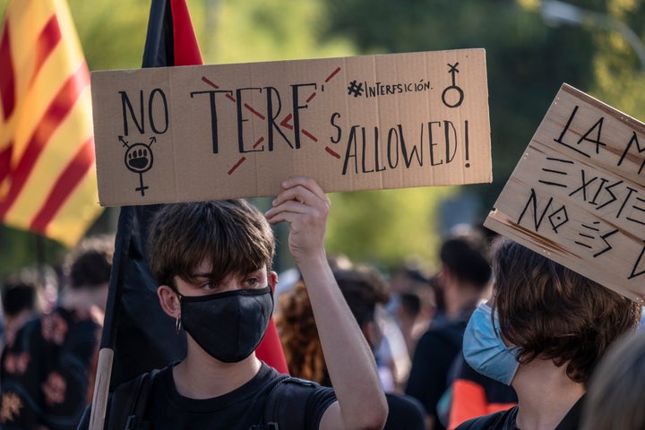 Una manifestación en Barcelona en l que una asistente porta un cartel en el que se lee que no se permiten feministas TERF.