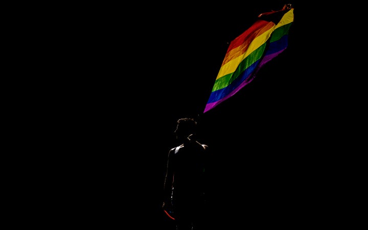 Un hombre con una bandera del arcoíris durante una marcha del Orgullo LGTBI en Madrid.