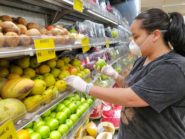 “As novas configurações causadas pela pandemia na rotina das pessoas podem tê-las estimulado a cozinhar mais e a consumir mais refeições dentro de casa. Além disso, uma eventual preocupação em melhorar a alimentação e, consequentemente, as defesas imunológicas do organismo, podem ser consideradas”, afirma o professor Carlos Monteiro, coordenador do NutriNet Brasil.