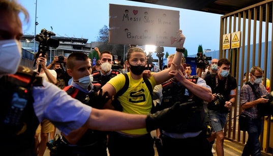En colère après l’annonce de Messi, les supporters du Barça forcent l’entrée du Camp