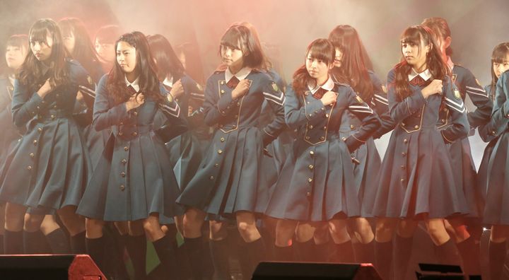 千葉市の幕張メッセで初の「全国握手会」を開催したアイドルグループ・欅坂46が。写真はミニライブでパフォーマンスを披露する欅坂46のメンバー（2016年04月17日）