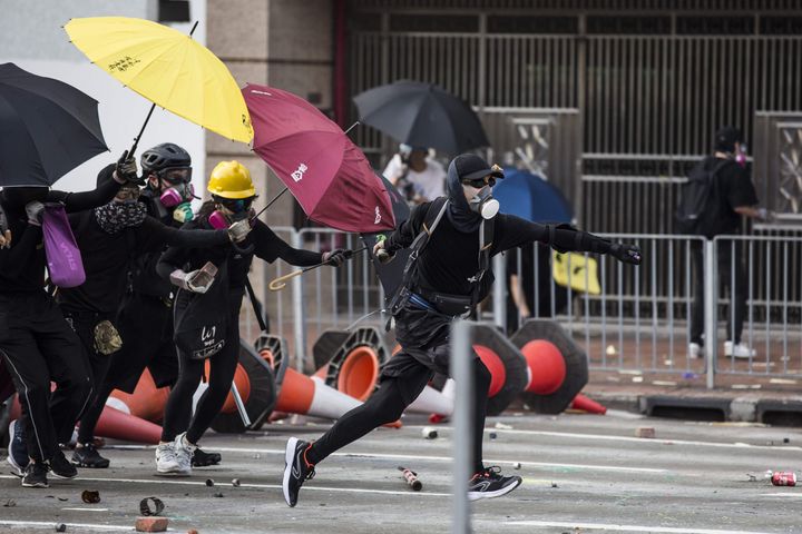 香港・新界地区で、雨傘や火炎瓶を手に警察に抵抗するデモ隊（中国・香港=2019年10月1日）