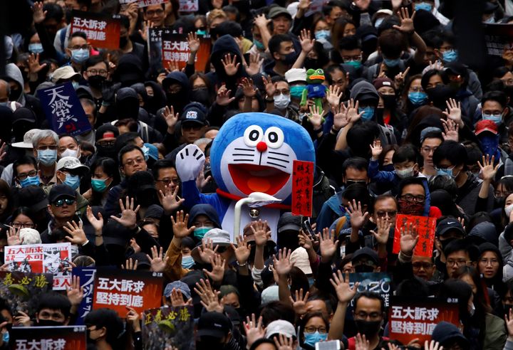 ドラえもんのコスチュームに身を包み抗議行動に参加する香港のデモ隊（2020年1月1日撮影）