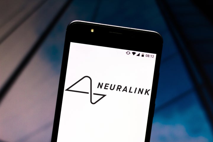 Το λογότυπο της Neuralink του Έλον Μασκ, πάνω σε οθόνη κινητού τηλεφώνου. (Photo Illustration by Rafael Henrique/SOPA Images/LightRocket via Getty Images)