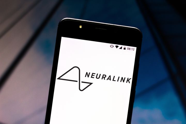 Το λογότυπο της Neuralink του Έλον Μασκ, πάνω σε οθόνη κινητού τηλεφώνου. (Photo Illustration by Rafael Henrique/SOPA Images/LightRocket via Getty Images)