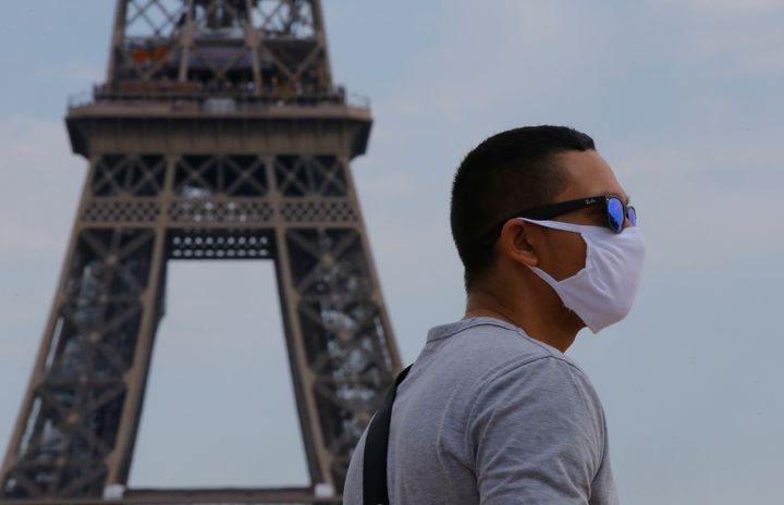 Μάσκες και στον πύργο του Άιφελ. (AP Photo/Michel Euler)