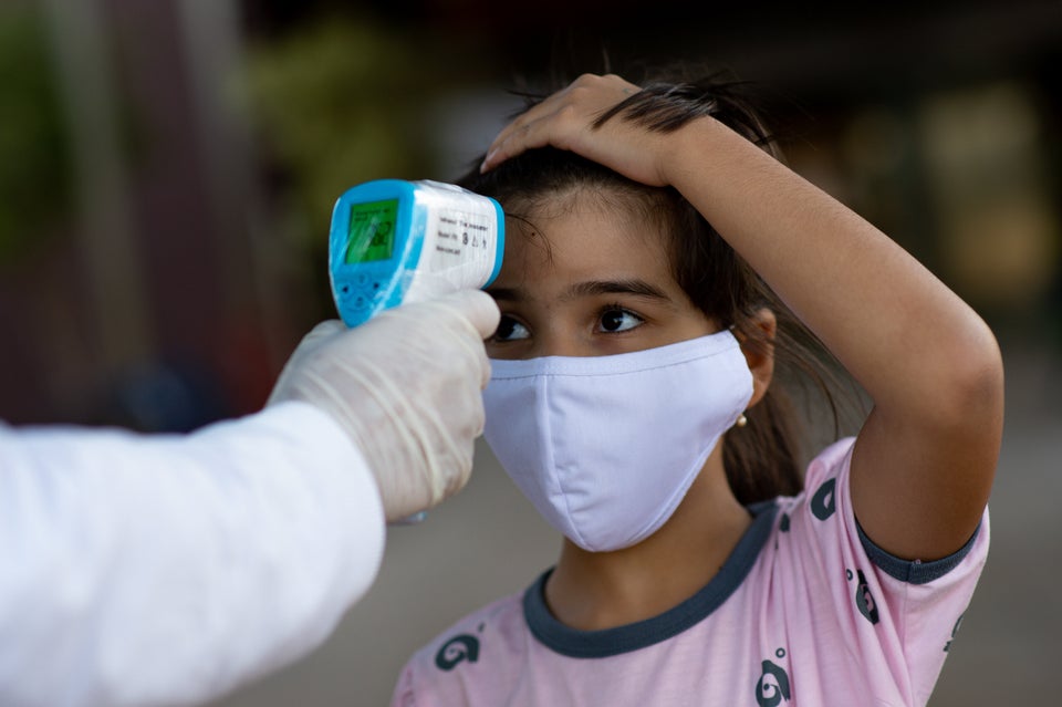 Na entrada da escola, deve-se realizar aferição da temperatura corporal, por meio de um...