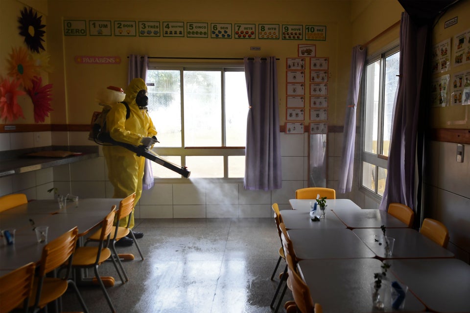 A orientação dos sanitaristas é de que pessoas com comorbidades, por exemplo, continuem...