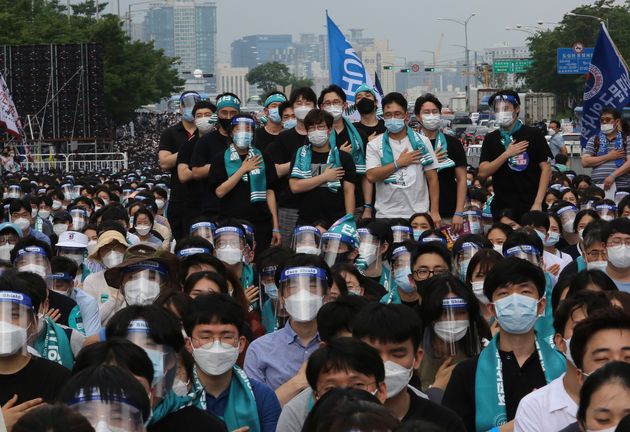 2020년 8월 14일 금요일, 서울에서 열린 정부 의료 정책에 반대하는 집회에서 의사들이 손으로 국기에 경례를 하고