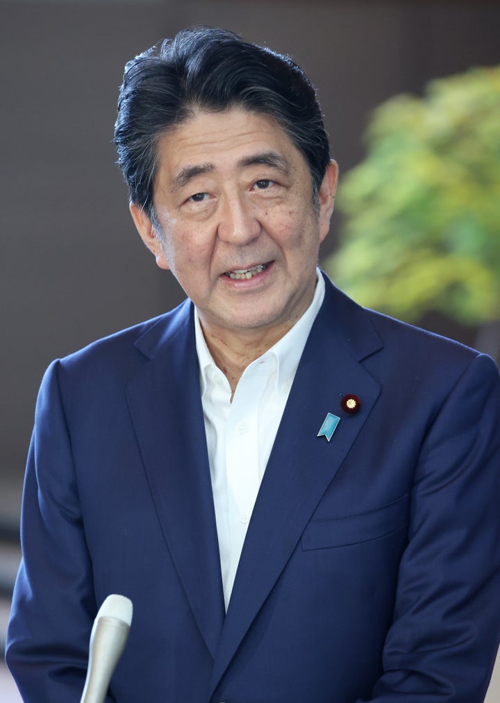 記者団の質問に答える安倍晋三首相＝8月19日、首相官邸 