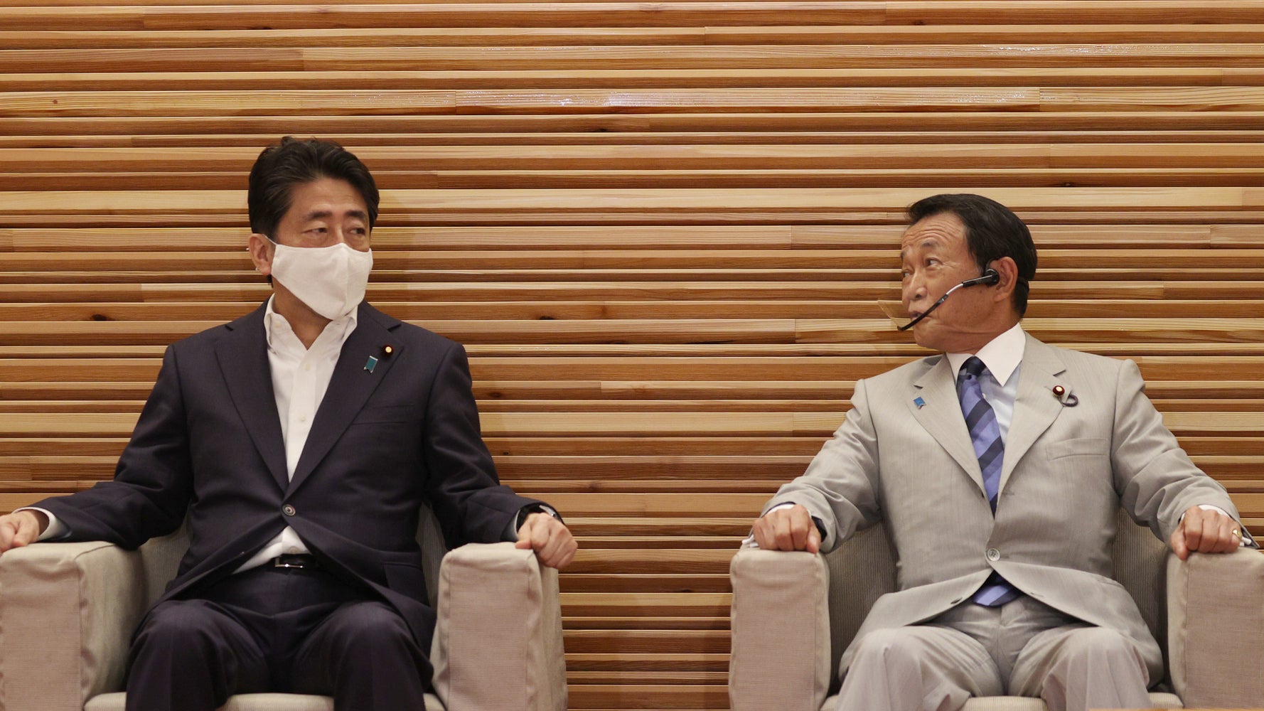 安倍晋三の親友である麻生太郎 着用スーツ同等色