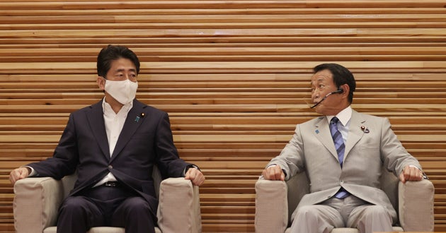 閣議に臨む安倍晋三首相と麻生太郎副総理兼財務相