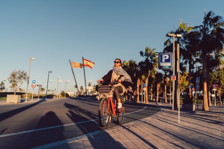 Joven, en bicicleta por Valencia.