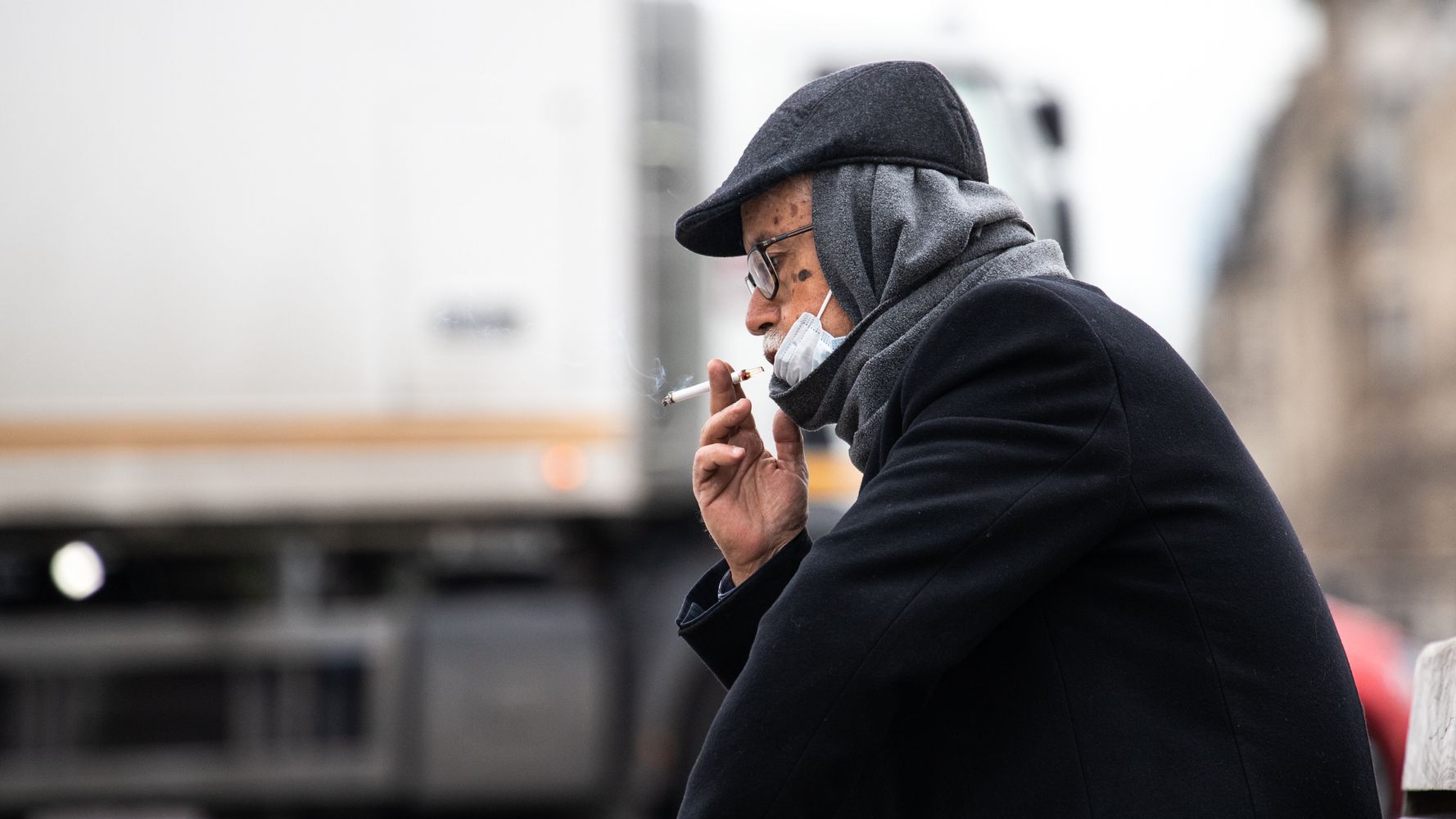 Paris Le Masque Obligatoire N Entraine Pas L Interdiction De Fumer Dans La Rue Le Huffpost