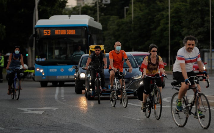 Grupo de gente andando en bicicleta en Madrid.