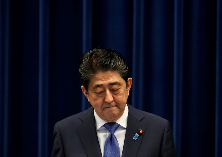 Shinzo Abe a annonc&eacute; sa d&eacute;mission le 28 ao&ucirc;t 2020, confirmant subir un retour de son ancienne maladie chronique, la rectocolite h&eacute;morragique ou colite ulc&eacute;reuse, qui l&rsquo;avait d&eacute;j&agrave; oblig&eacute; &agrave; se retirer en 2007. (Photo : le 25 septembre 2017. REUTERS/Toru Hanai TPX IMAGES OF THE DAY)