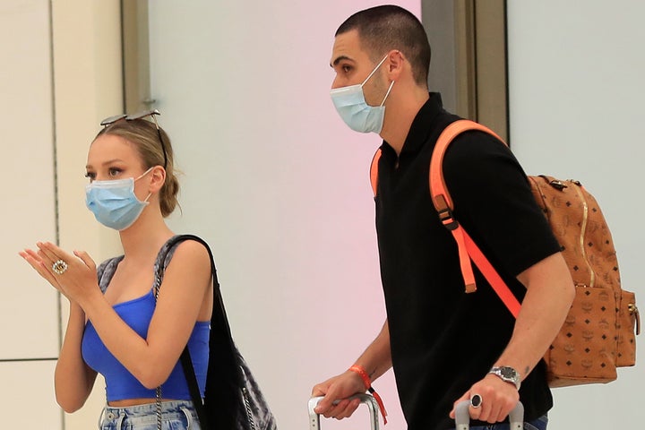 Ester Expósito y Alejandro Speitzer en el aeropuerto de Madrid.