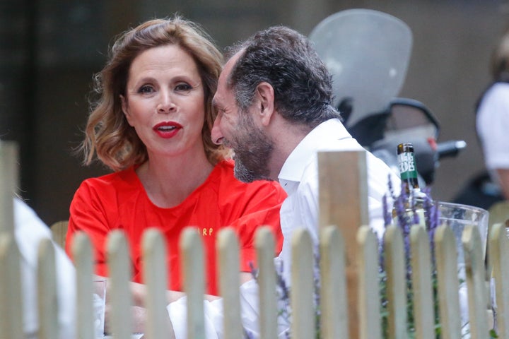 Ágatha Ruiz de la Prada y Luis Gasset en una terraza de Madrid.