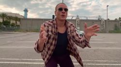 Jean-Claude Van Damme se déhanche comme jamais dans le clip du duo