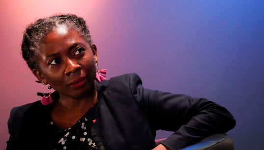 Dépeinte en esclave par Valeurs Actuelles, Danièle Obono reçoit un avalanche de