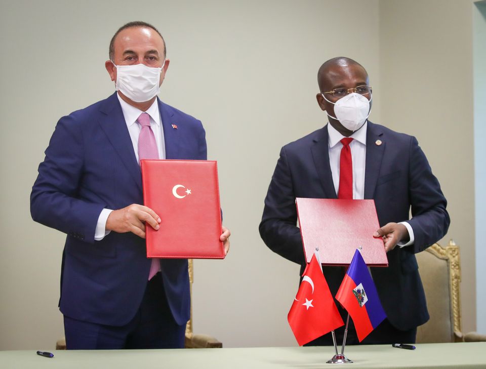 O Τούρκος ΥΠΕΞ με τον υπουργό Εξωτερικών της Αϊτής 17 Αυγούστου 2020. (Photo by Cem Ozdel/Anadolu Agency via Getty Images)