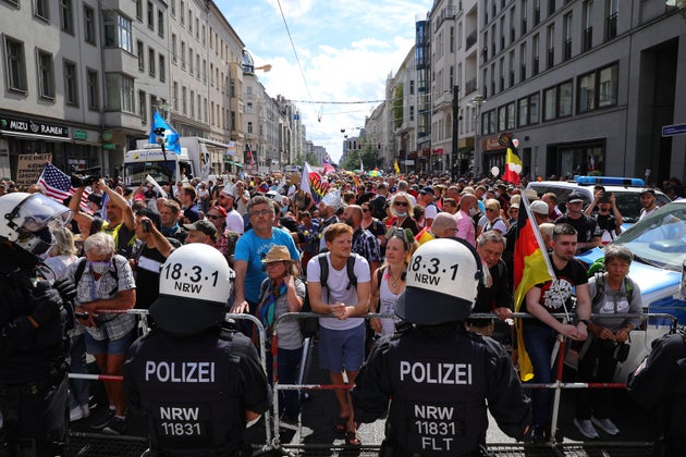 Corteo contro misure anti-Covid sciolto a Berlino. La polizia:  "Distanziamento fisico non rispettato" | L'HuffPost