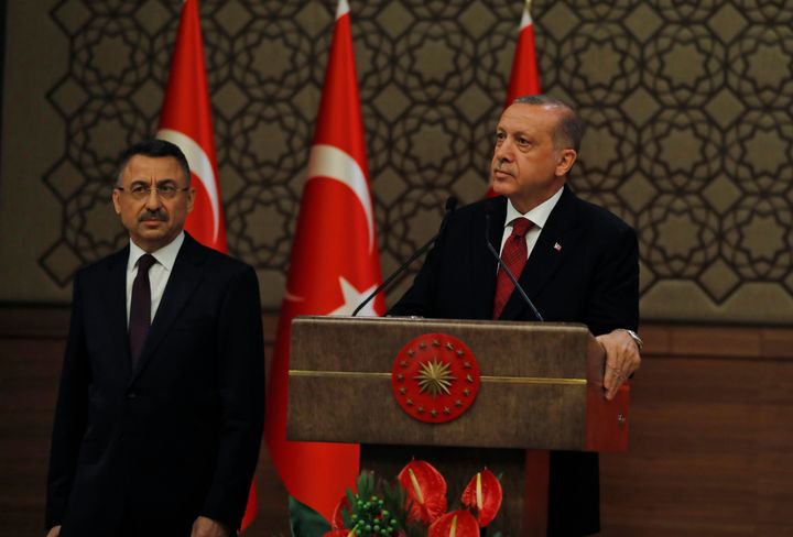 Φωτογραφία αρχείου. 9 Ιουλίου 2018. Ο Ταγίπ Ερντογάν παρουσιάζει τον (τότε) νέο αντιπρόεδρο Φουάτ Οκτάι. Σκιά του Τούρκου Προέδρου και απολύτως ευθυγραμμισμένος έκτοτε ο αντιπρόεδρος... (AP Photo/Burhan Ozbilici)