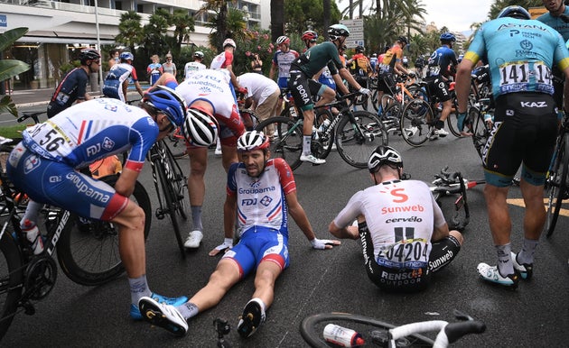 Sur Le Tour De France 2020 La Premiere Etape S Est Transformee En Festival De Glissades Le Huffpost