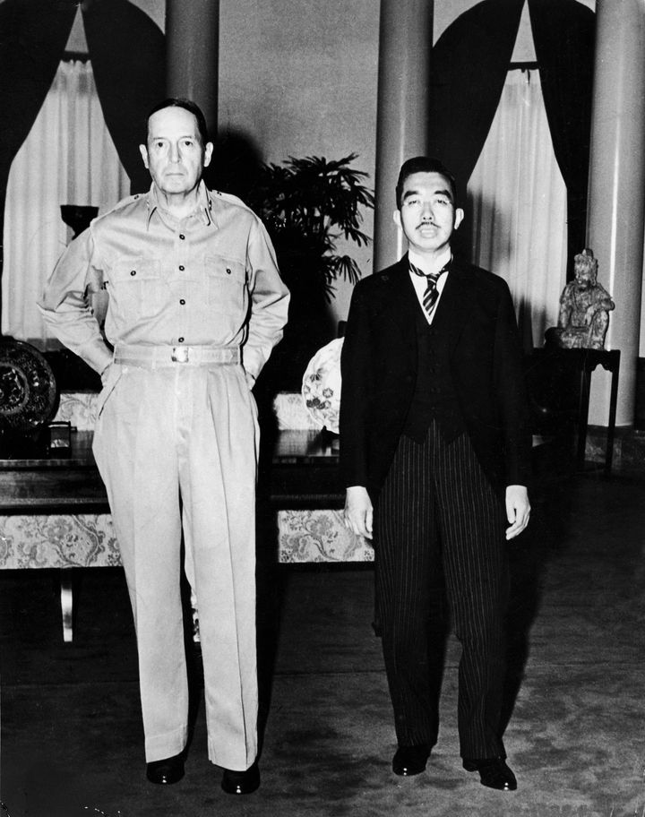 昭和天皇とマッカーサーが会談した際に撮影された写真