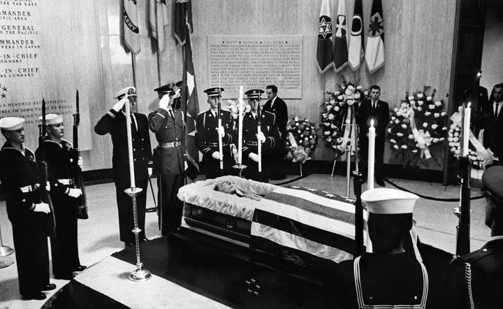 ダグラス・マッカーサーの葬儀＝1964年撮影