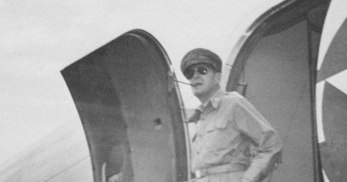 マッカーサーが厚木に降り立った日から75年 そのシーンは鮮烈な印象を残した 画像 ハフポスト マッカーサーが厚木に降り立った日から75年 そのシーンは鮮烈な印象を残した 画像 ハフポスト