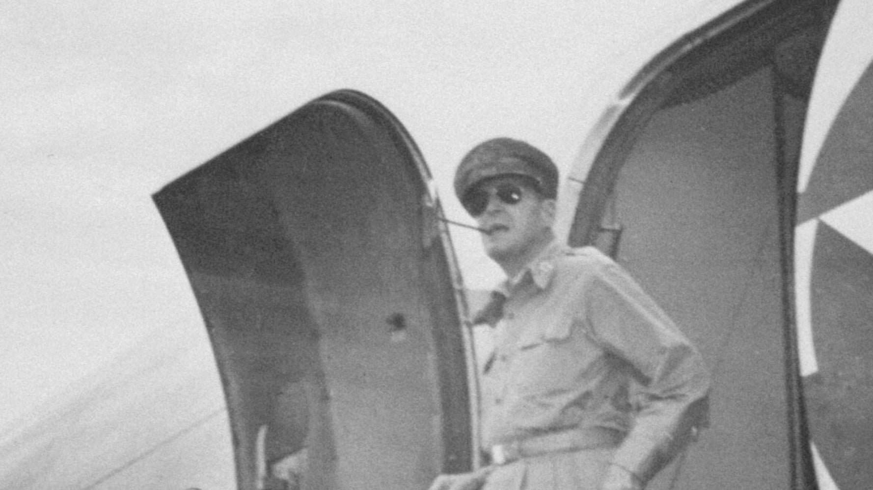 マッカーサーが厚木に降り立った日から75年 そのシーンは鮮烈な印象を残した 画像 ハフポスト World マッカーサーが厚木に降り立った日から75年 そのシーンは鮮烈な印象を残した 画像 ハフポスト World