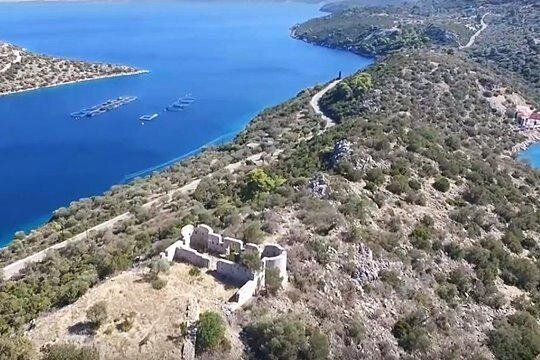 Το Οχυρό Τακτικούπολη, έχει κτισθεί από τον Φαβιέρο το 1826 στον λόφο του στενού των Μεθάνων, στη στενή λωρίδα γης που συνδέει τα Μέθανα με την Πελοπόννησο. Το Οχυρό κτίσθηκε στα ερείπια αρχαίας οχύρωσης του 5ου αιώνα π.Χ. του Αθηναίου στρατηγού Νικία.
