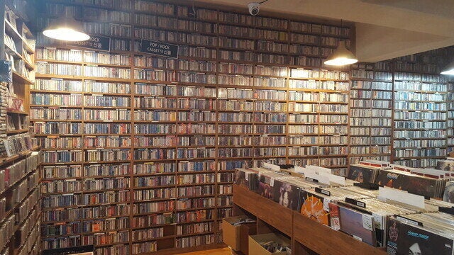 서울 마포구 신수동에 위치한 도프레코드. 이곳에선 2만여개의 카세트테이프가 판매되고 있다.