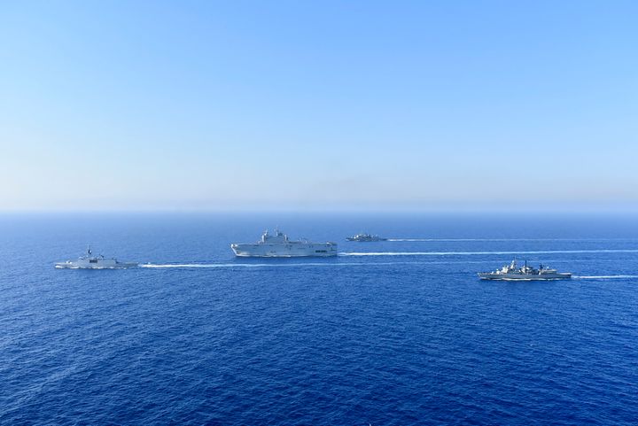 Πλοία του ελληνικού και γαλλικού πολεμικού ναυτικού κατά τη διάρκεια άσκησης στην Ανατολική Μεσόγειο στις 13 Αυγούστου 2020(Greek National Defence via AP)