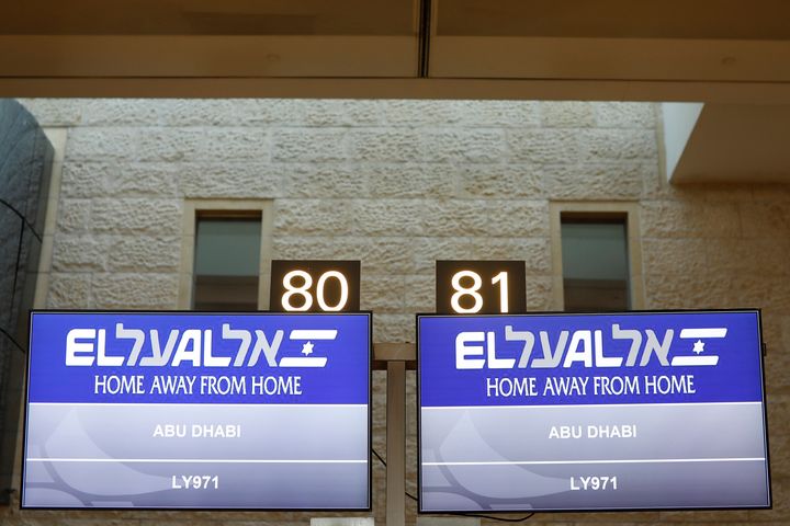 Η πτήση 971 της κρατικής αεροπορικής εταιρείας Ελ-Αλ από το Τελ Αβίβ προς Αμπού Ντάμπι είναι η πρώτη στην Ιστορία των διμερών σχέσεων Ισραήλ-ΗΑΕ, αλλά και η πρώτη στην ιστορία της ισραηλινής πολιτικής αεροπορίας.(Nir Elias/Pool Photo via AP)