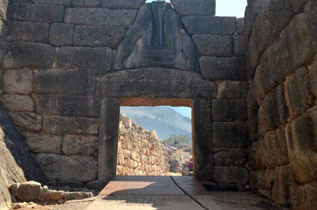 Σοκάρουν οι φωτογραφίες από τις Μυκήνες - Mαύρισε και η Πύλη των