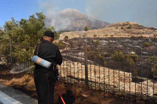 Σοκάρουν οι φωτογραφίες από τις Μυκήνες - Mαύρισε και η Πύλη των