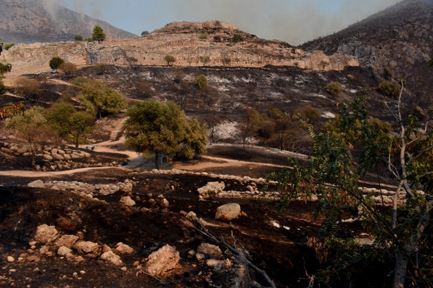 Σοκάρουν οι φωτογραφίες από τις Μυκήνες - Mαύρισε και η Πύλη των