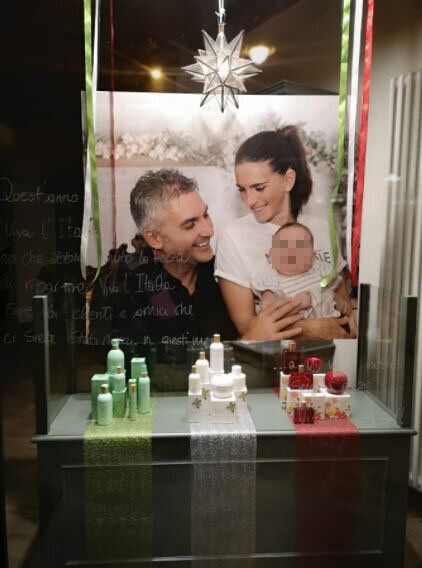 The photo that appeared behind the window of the store of Valentina, the wife of Mattia Maestri, the patient ...