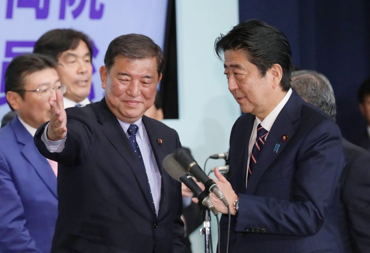 自民党総裁選挙を終え、退場する安倍晋三首相（右）に先を譲る石破茂元幹事長＝（2018年9月、東京・永田町の同党本部）