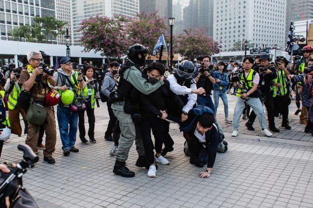 警官に取り押さえられる香港のデモ参加者（2019年12月）