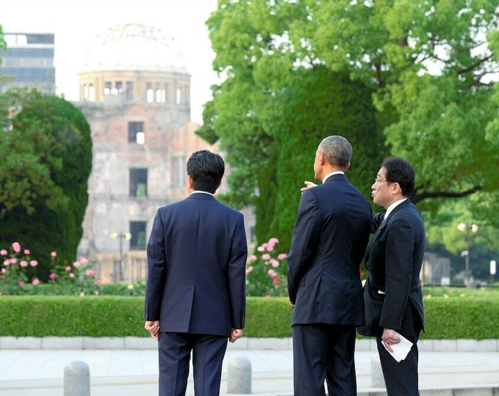 岸田文雄外相（右端）から原爆ドームの説明を受けるアメリカのバラク・オバマ大統領（いずれも肩書きは当時）。左は安倍晋三首相＝2016年5月27日、広島市の平和記念公園［代表撮影］